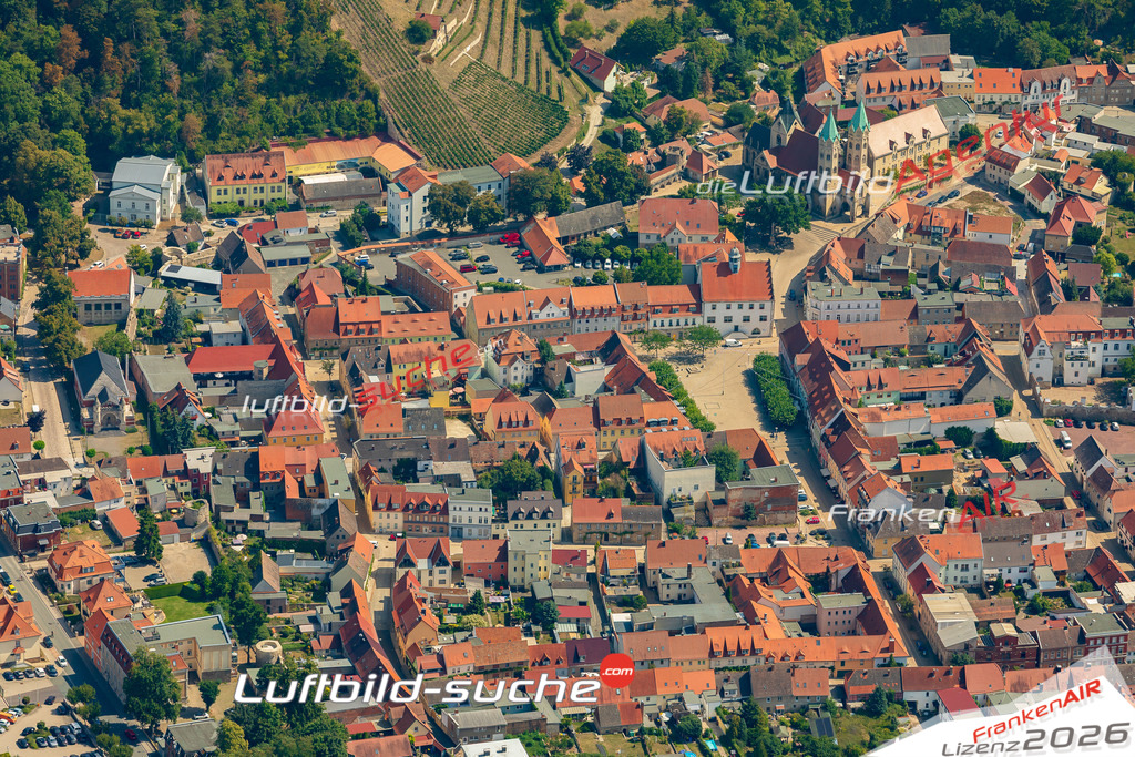 Stadt Freyburg von Oben- Die Luftaufnahme wurde 2025 vom UL-Flugzeug heraus erstellt ( keine Drohnenaufnahme ) - Hochauflösende Luftaufnahme - für Wandbilder und großformatige Ausdrucke geeignet. Das besondere Geschenk!Hier alle&nbsp;Infos zur Lizenzierung der LuftaufnahmeWir fliegen auch dieses Jahr wieder in Ihre Region um Luftbilder zu erstellen.- Luftbild anfragen