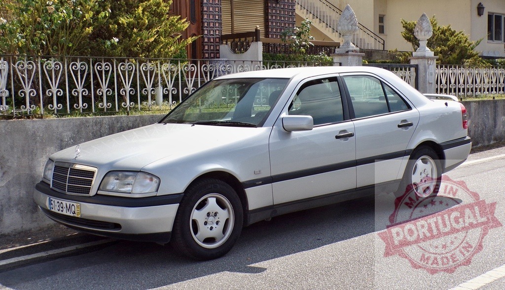 Mercedes-Benz C-Class W202 silver sedan parking on street | Silver Mercedes-Benz C-Class sedan parked on a sunny residential street - Realisiert mit Pictrs.com