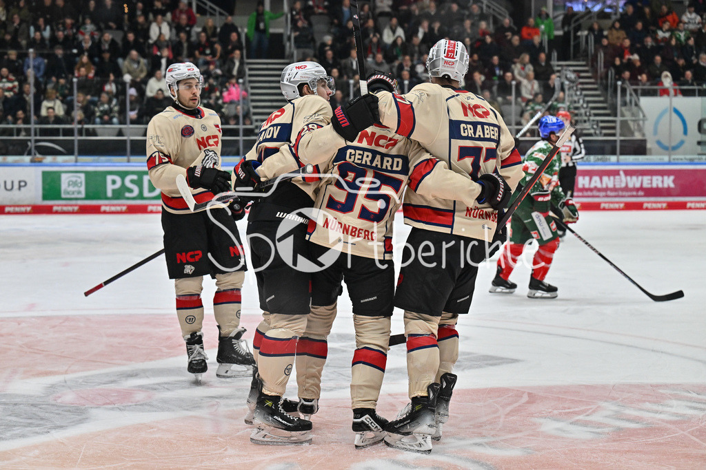 Augsburger Panther - Nürnberg Ice Tigers | Jubel der Nuernberger nach dem Treffer zum 2-4 durch Charlie GERARD (Nürnberg Ice Tigers #95)  / Freude / Happy / Tor / Torschuezte / DEL: Augsburger Panther - Nuernberg Ice Tigers, Curt Frenzel Stadion am 06.12.2024