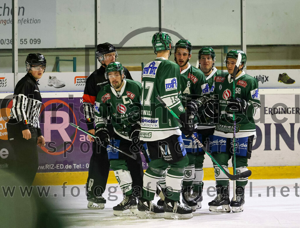 2023-11-03_083_TSV_Erding_gegen_ESC_Dorfen | Erding, Deutschland, 03.11.2023:
Eishockey, Bayernliga Vorrunde 2023 / 2024, 6. Spieltag, TSV Erding gegen ESC Dorfen, Endergebnis: 11:3

Jubel nach dem Tor

Foto: Christian Riedel / fotografie-riedel.net