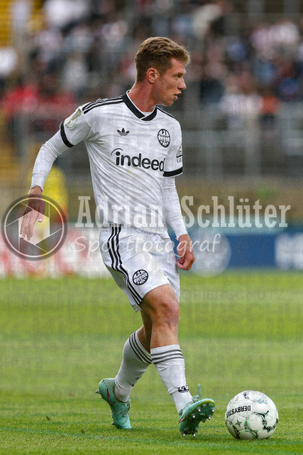 21.08.2026, GER, Fussball, Herren, DFB-Pokal, Saison 2026/2027, SC St. Tönis vs Eintracht Frankfurt | Elias Baum (Frankfurt) in Aktion am Ball, Einzelaktion