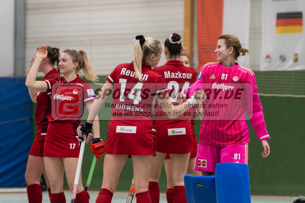 SFE_20230114_0029 | 1. Bundesliga Hockey Damen Rot-Weiss Köln - Uhlenhorst Mülheim am 14.01.2023 in Köln (KTHC Stadion Rot-Weiss Köln Tennis and Hockey Club), Photo: Stephan Fehrmann 2022 (Sports-Gallery),Sielaff Maja ( Torfrau Rot-Weiss Köln #81 ) ,Reuten Katharina ( Rot-Weiss Köln #14 ) ,Camille Nobis ( Rot-Weiss Köln #17 )
