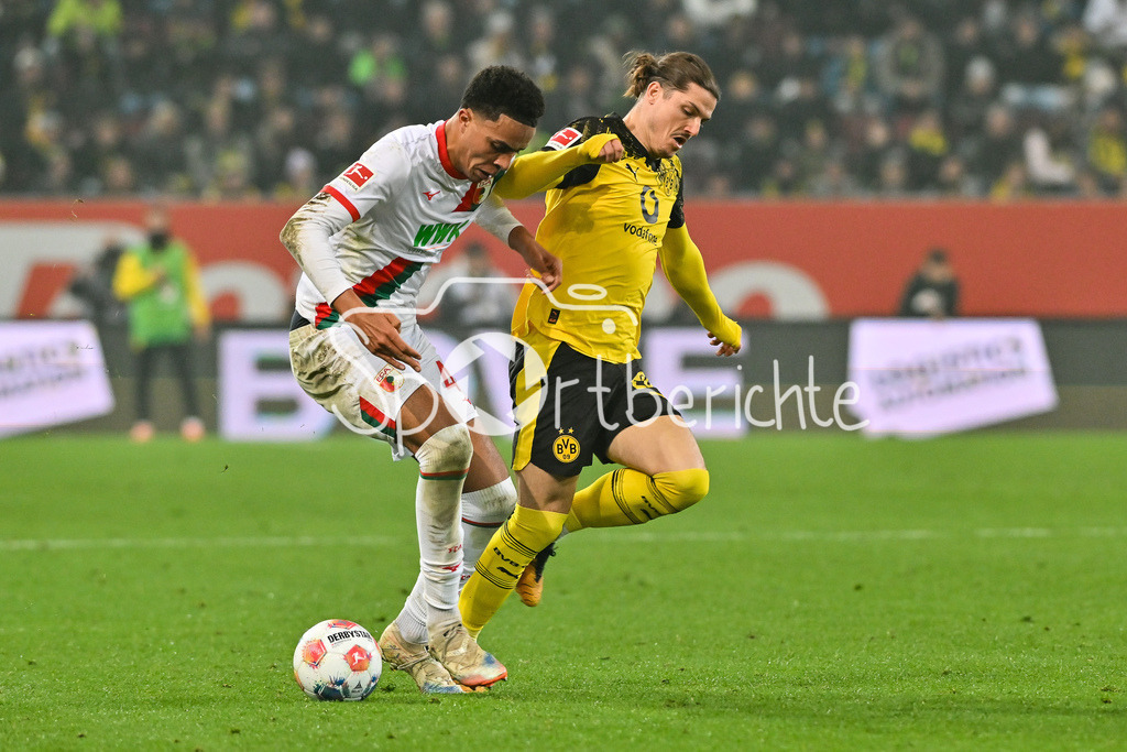 FC Augsburg - Borussia Dortmund | AUGSBURG, GERMANY - Noahkai BANKS (FC Augsburg 40) against Marcel SABITZER (Borussia Dortmund 20) during the bundesliga match between FC Augsburg vs. Borussia Dortmund on matchday 9 at WWK Arena on October 31, 2025 in Augsburg, Germany / DFL REGULATIONS PROHIBIT ANY USE OF PHOTOGRAPHS AS IMAGE SEQUENCES AND/OR QUASI-VIDEO