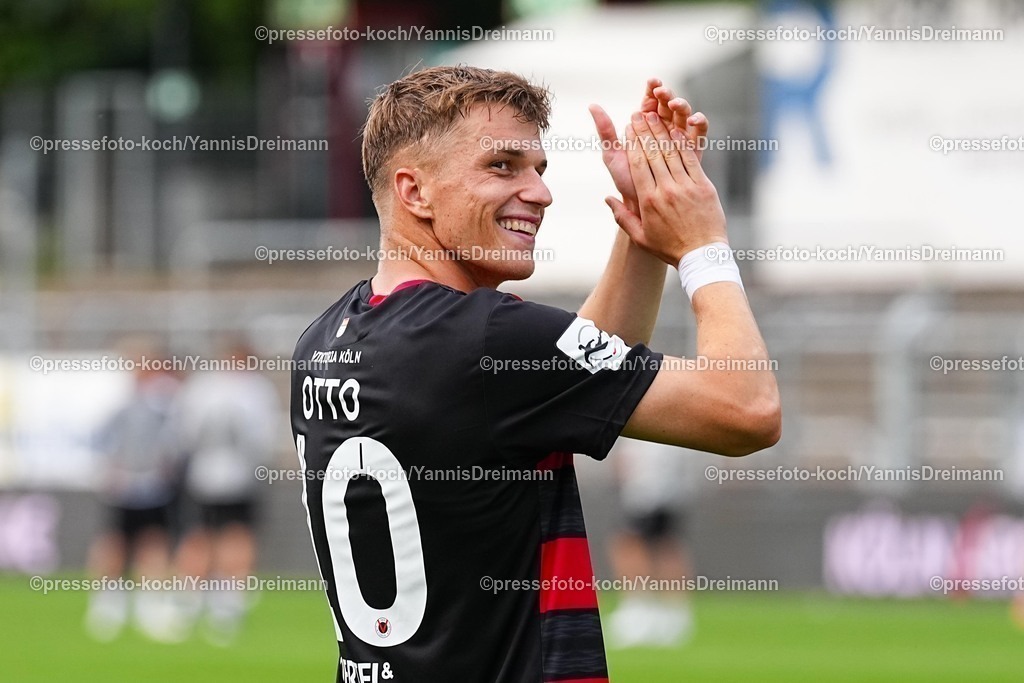xydr03082501134 | 03.08.2025, xydrx, Fußball, 3.Liga, Viktoria Köln - FC Schweinfurt 05, Saison 2025 2026, Sportpark Höhenberg: David Otto (Viktoria Köln #10) freut sich über den 2:0 Sieg   DFB regulations prohibit any use of photographs as image sequences and or quasi-video.