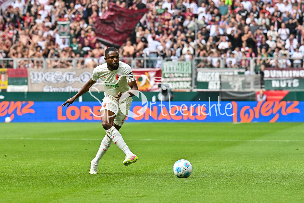 FC Augsburg - SG Eintracht Frankfurt | am BAll Jean-Matteo BAHOYA (Eintracht Frankfurt 19) / Einzelfoto / Freisteller / Bundesliga: FC Augsburg - Eintracht Frankfurt, WWK Arena am 20.04.2025