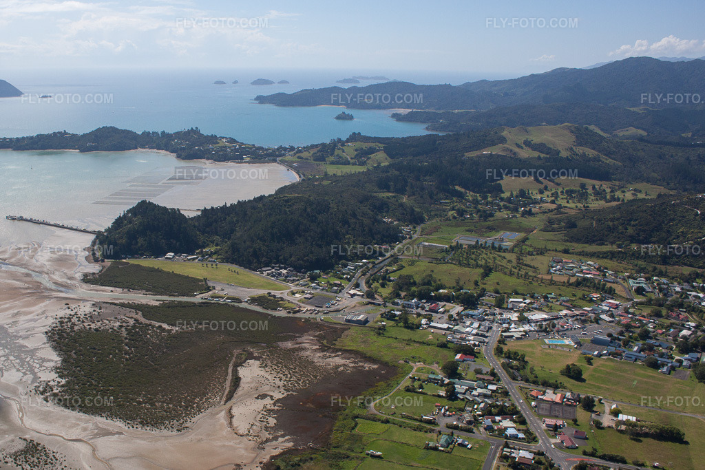 Aerial view: View of the town in Coromandel in the state Waikato, New Zealand. – Photo: IMG_55759.jpg taken on 01/12/2013 by Werner Riehm/FLY-FOTO.com – Resolution of the original: 3830 x 2554 px