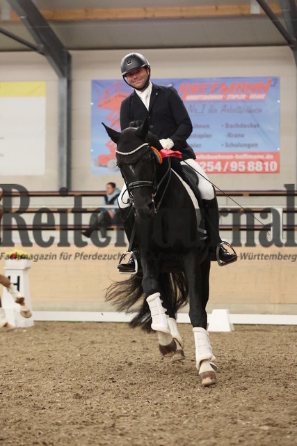 Waghäusel-Wiesental_2024_Prfg.Nr.08_1.WP_U25_Siegerehrung_Prfg.Nr.08__ (20) | Alle Fotos der Reiterjournal Fotografin Doris Matthaes im Reiterjournal Online-Fotoshop. - Realisiert mit Pictrs.com