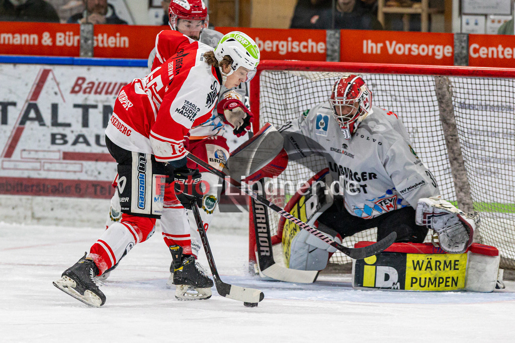 Halbfinale Spiel 1 TSV Peißenberg Miners vs TEV Miesbach | Eishockey Bayernliga Playoffs 2023/2024, Halbfinale Spiel 1 TSV Peißenberg Miners vs TEV Miesbach, 20240308,
Torchance Ryan MURPHY (Miners 15),
2024-03-08 in Peißenberg (Eisstadion)
15 Ryan MURPHY (Miners 15), 19 Stefan MECHEL (TEV 19), 31 Philip LEHR (TEV Goalie 31)
Copyright: WolfgangxLindner foto-lindner.de