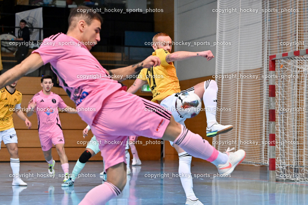 Carinthia Flamengo Futsal Club vs. FC Ljuti Krajisnici | #21 Robert Dimitrov Carinthia Flamengo, #27 Adnan Hodzic FC Ljuti Krajisnici, Carinthia Flamengo Futsal Club vs. FC Ljuti Krajisnici, Carinthia Flamengo Futsal Club vs. FC Ljuti Krajisnici am 05.01.2025 in Klagenfurt (Ballspielhalle Viktring), Austria, (Photo by Bernd Stefan)