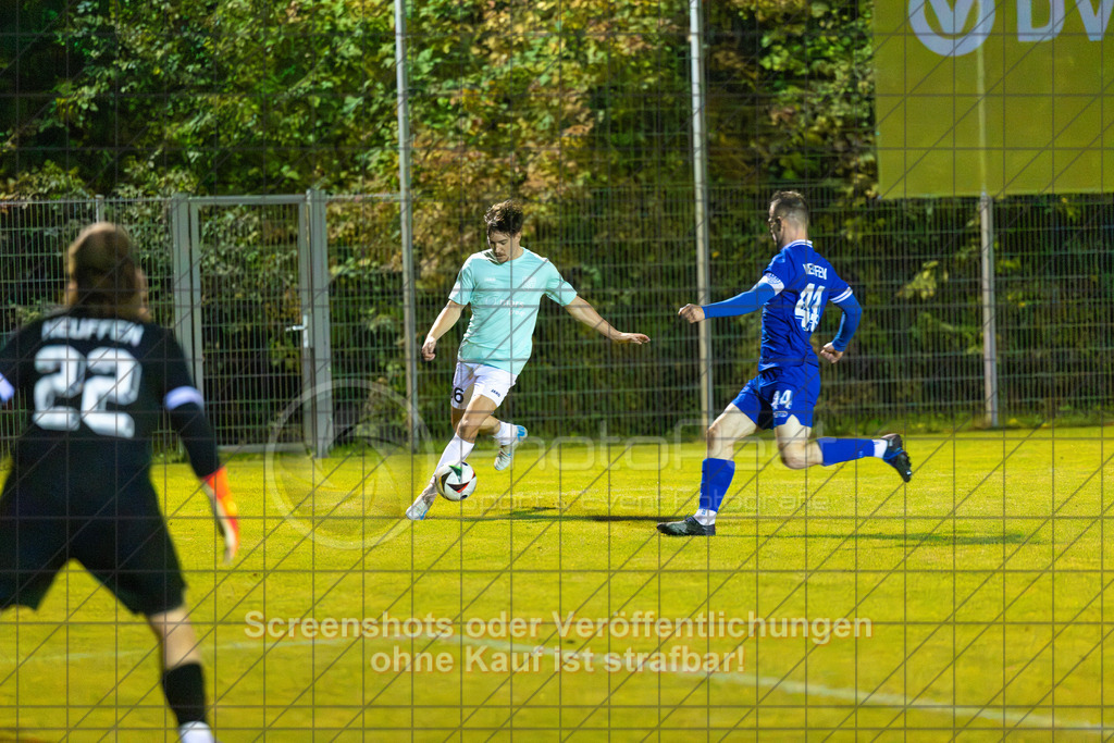 20261015_195854_0085_(c)_by_PhotoPeet | Max Schacht (TSG Salach #36)TSG Salach (türkis) vs. VfB Neuffen (blau), Fußball, Bezirksliga - Bezirk Neckar/Fils, 08. Spieltag, Saison 2026/2027, Rasensportplatz, Staufenecker Straße, 73084 Salach, 15.10.2026 - 19:30 Uhr,Foto: PhotoPeet / Sport- &amp; Eventfotografie / Peter Harich