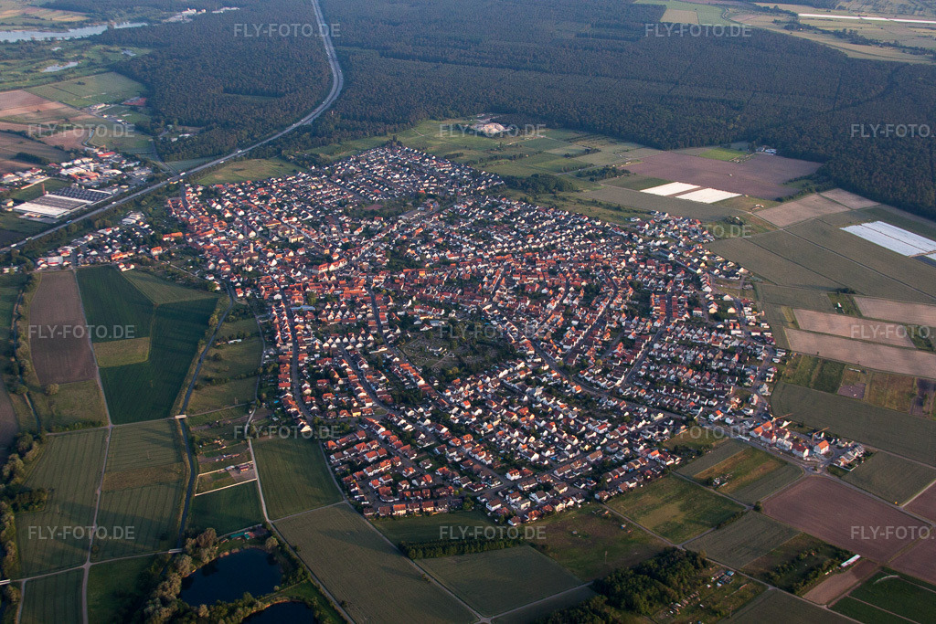 Luftbild: Ortsansicht von Norden im Ortsteil Sankt Leon in St. Leon-Rot im Bundesland Baden-Württemberg in Deutschland. Foto: IMG_66425.jpg vom 30.05.2014 durch Werner Riehm/FLY-FOTO.de