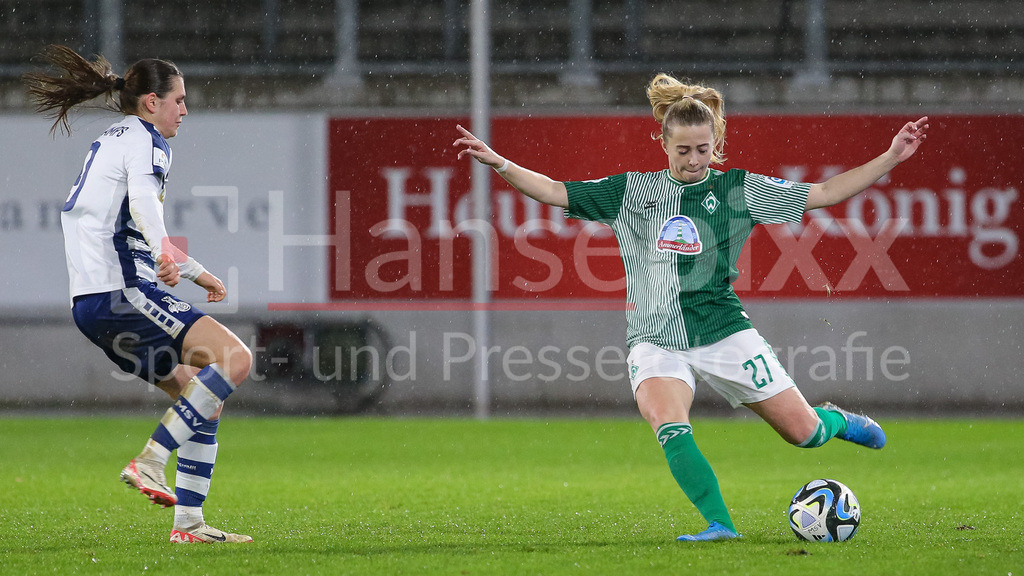 Fussball, Google Pixel Frauen-Bundesliga, MSV Duisburg - SV Werder Bremen | v.li.: Antonia Halverkamps (MSV Duisburg, 19)und Nina Lührßen (SV Werder Bremen, 27) im Zweikampf, Duell, Dynamik, Aktion, Action, Spielszene, DIE DFB-RICHTLINIEN UNTERSAGEN JEGLICHE NUTZUNG VON FOTOS ALS SEQUENZBILDER UND/ODER VIDEOÄHNLICHE FOTOSTRECKEN. DFB REGULATIONS PROHIBIT ANY USE OF PHOTOGRAPHS AS IMAGE SEQUENCES AND/OR QUASI-VIDEO.