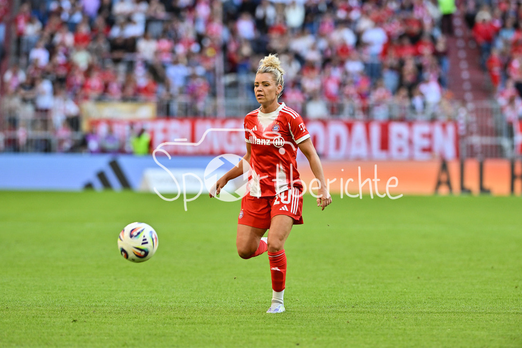 FC Bayern München - Bayer 04 Leverkusen | am Ball Linda DALLMANN (FCB #10) / Einzelfoto / Freisteller / Google Pixel Frauen-Bundsliga: FC Bayern München - Bayer 04 Leverkusen; Allianz Arena am 06.09.2025