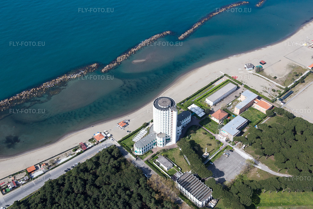 Vue aérienne: Complexe hôtelier de grande hauteur Colonia Marina Edoardo Agnelli à Villaggio Torre Marina sur la plage de sable de la mer Ligure à Massa dans le département Massa-Carrara, Italie – .Photo: IMG_087115.jpg prise le 04/04/2016 par Werner Riehm/FLY-FOTO.eu – Résolution de l'original: 5472 x 3648 px