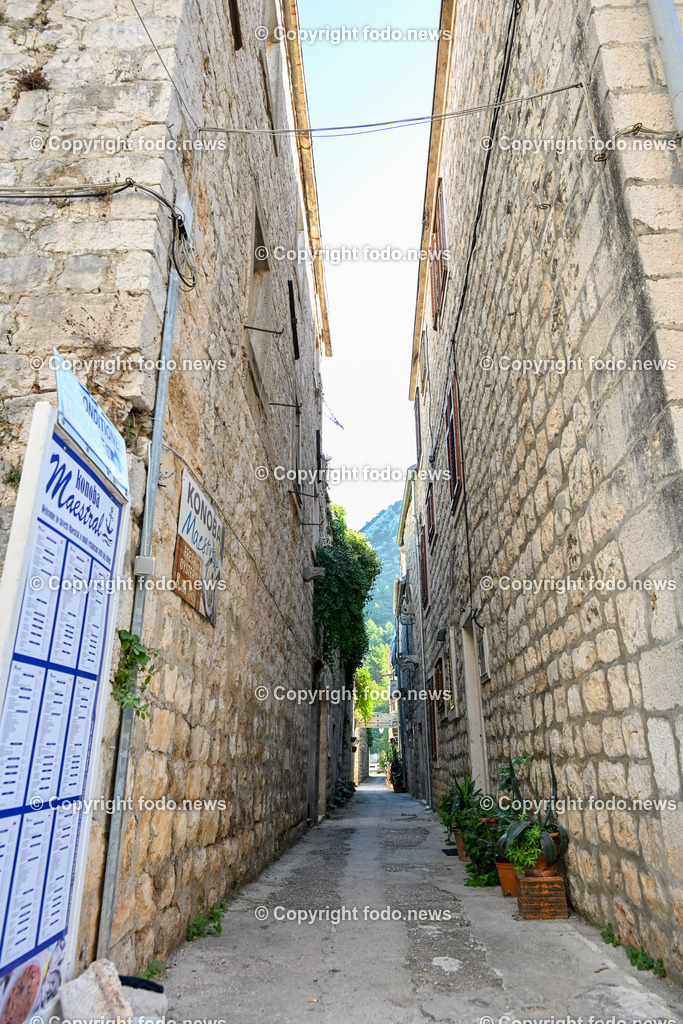 Kroatien_ Ston_ 12.10.2023-37 | 12.10.2023, Kroatien, HRV, Ston im Bild Stadtansichten, Gebauede, Mauer, Gastronomie, Tourismus, Touristen, Sehenswuerdigkeiten

Ston ist eine Kleinstadt auf der Halbinsel Pelješac im Sueden Kroatiens. Sie gehoert zur Gespanschaft Dubrovnik-Neretva. Die Befestigungen um die Stadt kontrollierten den Zugang zum Pelješac.