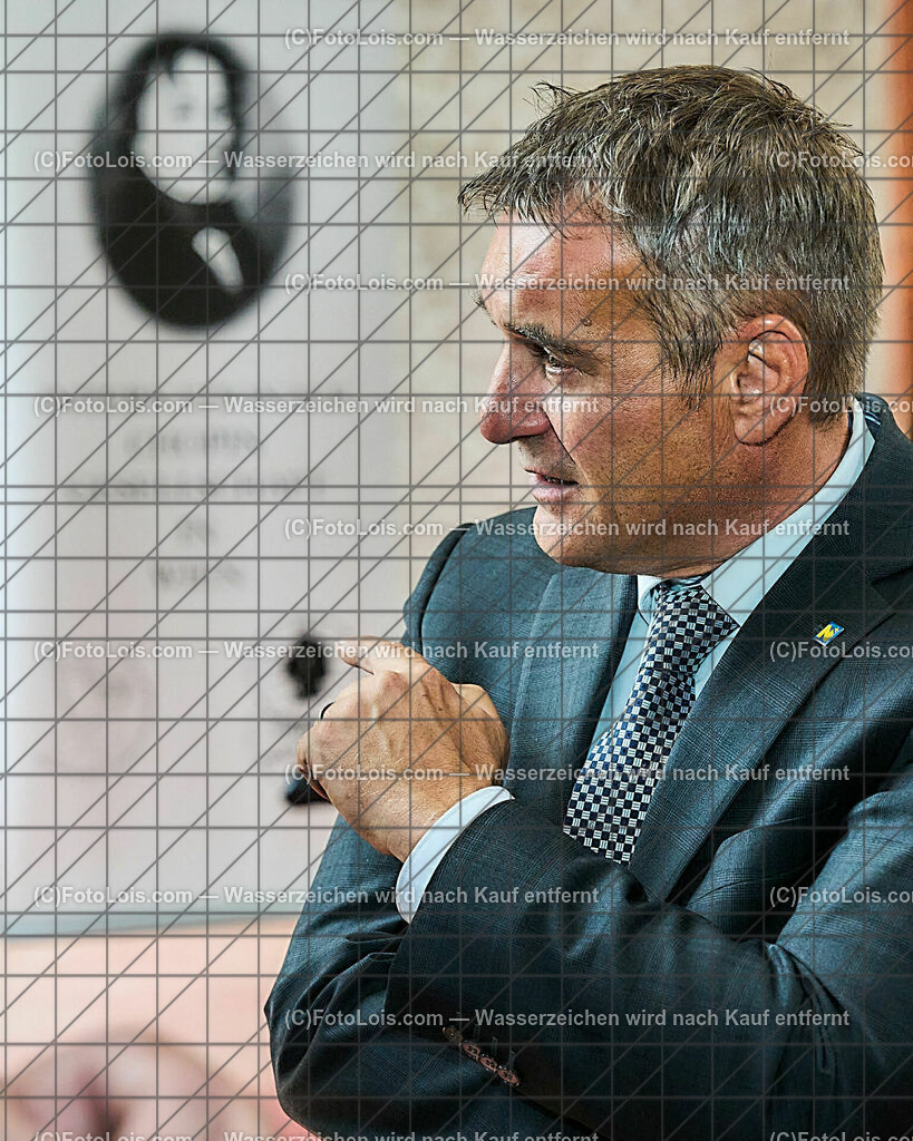 ALP0306_XXXIX_Chopin-Festival_zwei Europaer_Chopin-Erber | (C)FotoLois.com, Alois Spandl, XXXIX. internationales CHOPIN-Festival in der Kartause Gaming, Eröffnung des Festivals mit Einmarsch der Goldhaubengruppe Lackenhof mit der Musikkapelle Gaming sowie den Ehrengästen und Eröffnungsansprachen in der Barockbibliothek, Fr 4. August 2023.