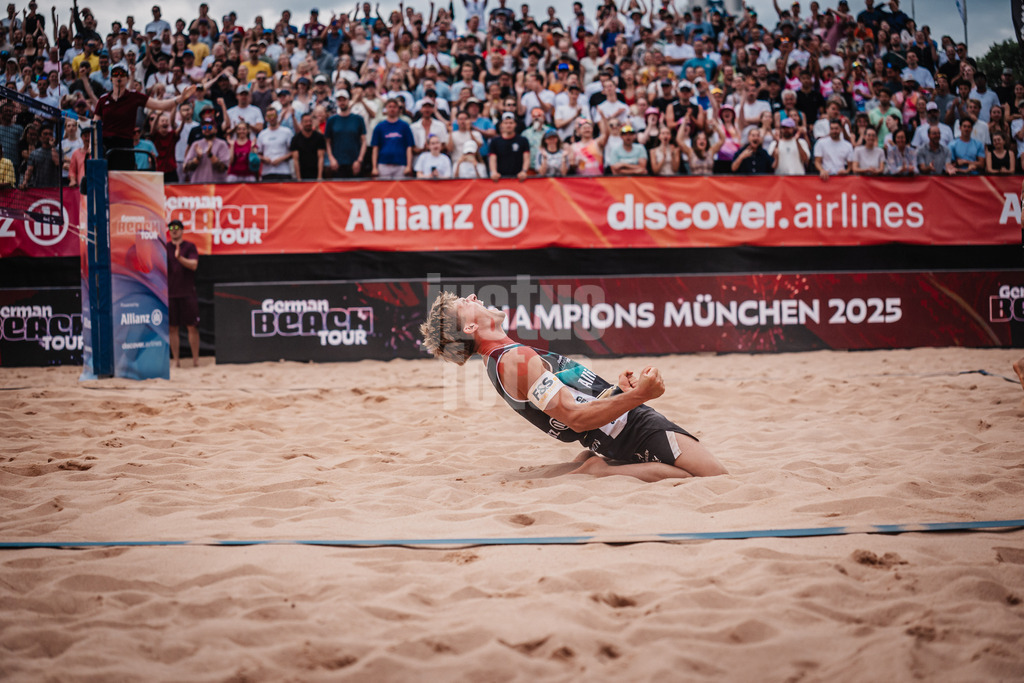 Beachvolleyball | Männer | Allianz German Beach Tour 2025 | Tourstop München | 06.07.2025 | Luis Kubo jubelt nach dem Turniersieg