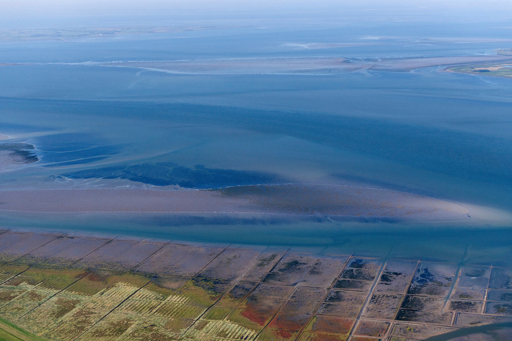 dr__0202044.jpg | PELLWORM 06.09.2023 Sandbank- Landfläche durch Strömungen unter der Meeres- Wasseroberfläche vor Südfall und Pellworm im Bundesland Schleswig-Holstein, Deutschland.