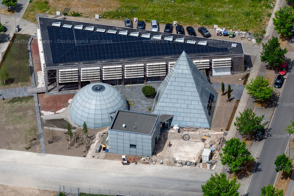 4030750 | HANNOVER 02.06.2020 Gebäude der Veranstaltungshalle " Eventlocation Dänischer Pavillon " auf dem Messegelände im Ortsteil Bemerode in Hannover im Bundesland Niedersachsen, Deutschland. Weiterführende Informationen bei: Architektur- und TGA-Planungsbüro Carsten Grobe Passivhaus,  Deutsche Messe,  Eventlocation Dänischer Pavillon,  Hannover.de Internet Gesellschaft mit beschränkter Haftung,  fiylo Deutschland GmbH. // Building of the event hall " Eventlocation Daenischer Pavillon " on the exhibition grounds in the district Bemerode in Hanover in the state Lower Saxony, Germany. Further information at: Architektur- und TGA-Planungsbuero Carsten Grobe Passivhaus,  Deutsche Messe,  Eventlocation Daenischer Pavillon,  Hannover.de Internet Gesellschaft mit beschraenkter Haftung,  fiylo Deutschland GmbH. Foto: Gerhard Launer