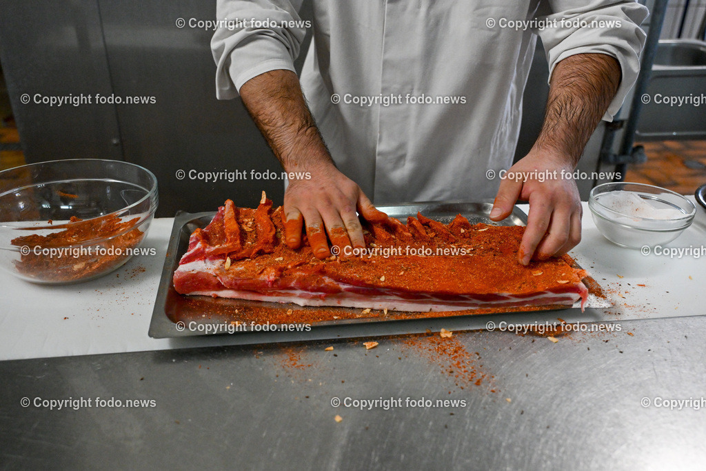 Fleischerei Fischelmaier_ Pabneukirchen_ 03.04.2024-43 | 03.04.2024, Pabneukirchen, AUT, Fleischerei Fischelmaier, im Bild Fleisch wird mit verschiedenen Gewuerzen zum raeuchern vorbereitet