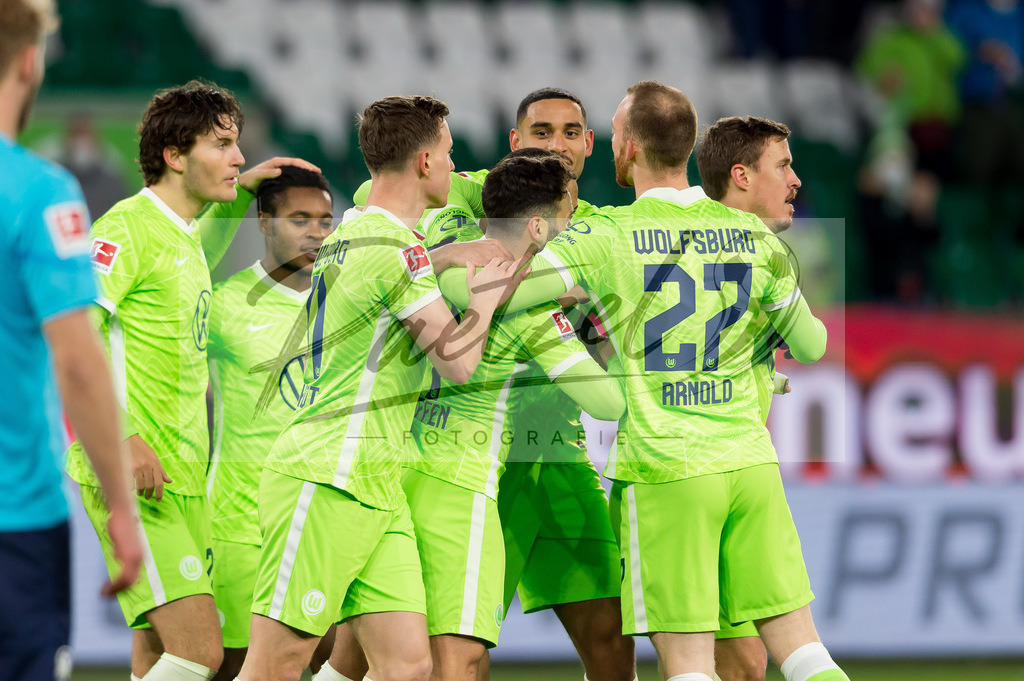 WOBFUE20220206_017 | Fussball, Herren: Aster Vranckx (VfL Wolfsburg) Torjubel, jubelt mit seiner Mannschaft nach dem Treffer zum 1:0 bei dem Spiel der 1. Bundesliga zwischen VfL Wolfsburg und SpVgg Greuther Fuerth in der Volkswagen Arena am 06.02.2022 in Wolfsburg, Deutschland.DFB / DFL REGULATIONS PROHIBIT ANY USE OF PHOTOGRAPHS AS IMAGE SEQUENCES AND/OR QUASI-VIDEO. - Realisiert mit Pictrs.com
