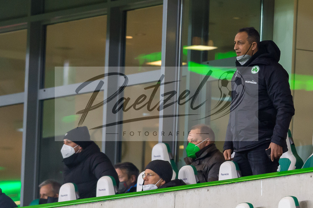 WOBFUE20220206_033 | Fussball, Herren: Geschaeftsfuehrer Sport Rachid Azzouzi (SpVgg Greuther Fuerth) schaut bei dem Spiel der 1. Bundesliga zwischen VfL Wolfsburg und SpVgg Greuther Fuerth in der Volkswagen Arena am 06.02.2022 in Wolfsburg, Deutschland.DFB / DFL REGULATIONS PROHIBIT ANY USE OF PHOTOGRAPHS AS IMAGE SEQUENCES AND/OR QUASI-VIDEO. - Realisiert mit Pictrs.com