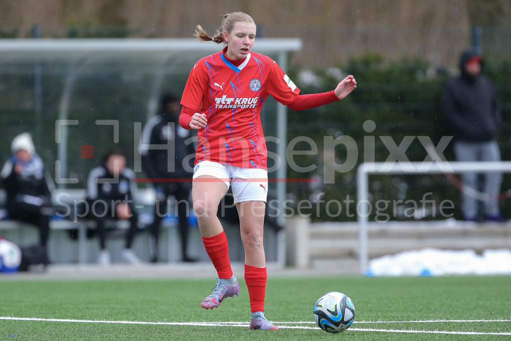 Fussball, Testspiel Frauen, Hamburger SV - Holstein Kiel | v.li.: Lea Schröder (Holstein Kiel, 13) am Ball, Freisteller, Einzelbild, Ganzkörper, Aktion, Action, Spielszene
