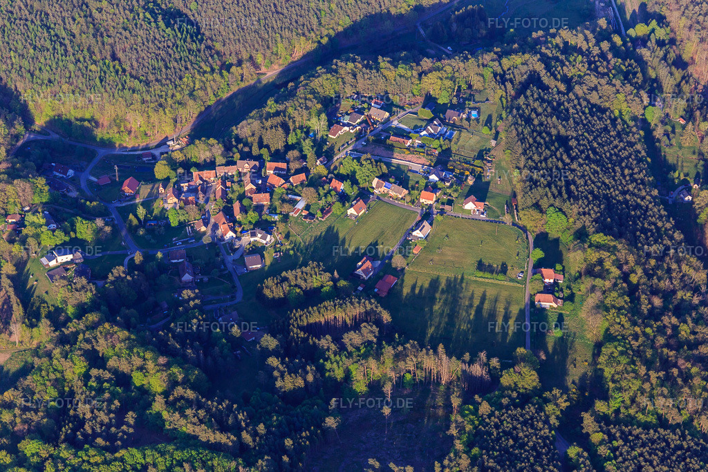 Luftbild: Ortsteil Melch in Reipertswiller im Bundesland Bas-Rhin in Frankreich. Foto: IMG_145788.jpg vom 30.04.2025 durch Werner Riehm/FLY-FOTO.de