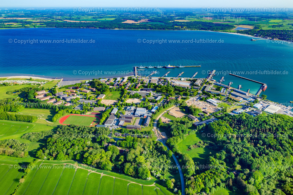 Eckernvörde_Marine_Stützpunkt_ELS_2577170524 | ECKERNFöRDE 17.05.2024 Marinestützpunkt Eckernförde mit angrenzendem Yachthafen und vor Anker liegenden Booten in Eckernförde im Bundesland Schleswig-Holstein. // Naval base of the german navy with ships anchoring in the haven in Eckernfoerde in the state Schleswig-Holstein. Foto: Martin Elsen