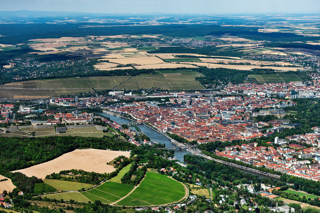 dr__0095951.jpg | WüRZBURG 06.07.2022 Stadtansicht am Ufer des Flußverlaufes des Main in Würzburg im Bundesland Bayern, Deutschland. Weiterführende Informationen bei: Stadt Würzburg. // City view on the river bank of the Main river in Wuerzburg in the state Bavaria, Germany. Further information at: Stadt Wuerzburg. Foto: Daniel Reiter
