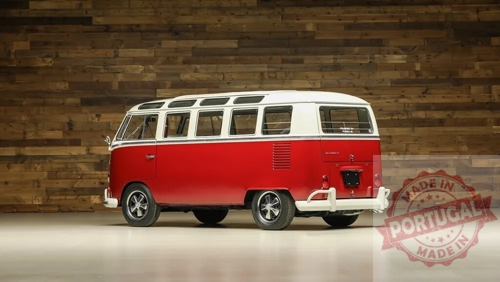 Volkswagen T1 Samba bus parked against wooden wall | Volkswagen T1 Samba bus with red and white livery parked on display - Realisiert mit Pictrs.com