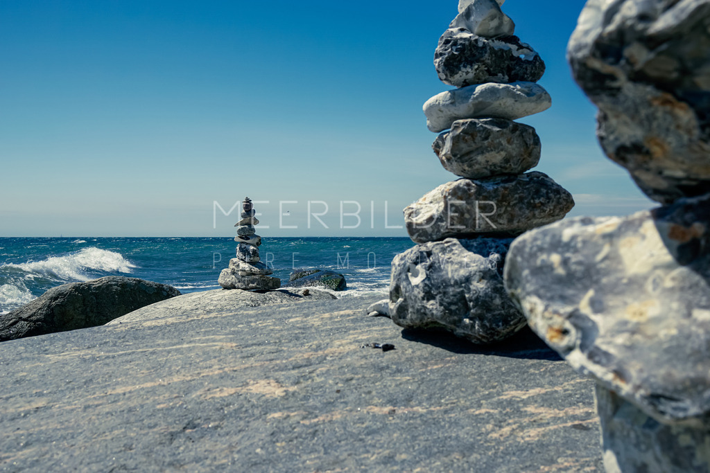 Steinmännchen in Reihe // Fehmarn Bilder | Gestalten Sie Ihr Zuhause mit einzigartigen Bildern von Ostsee u. Nordsee – als Leinwandbild, Acryl, Alu-Dibond oder FineArt Hahnemühle, individuell anpassbar.