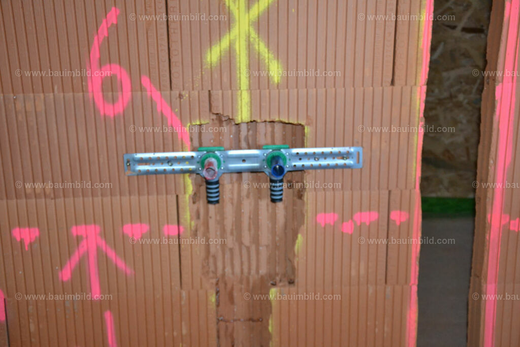 bib-lg15-sanitaer-0013 | Nach LV-Leistungsgruppen sortierte Detailfotos über den Bau eines Hauses. Alle Hausbau-Bilder direkt vom Urheber und Autor der Website Haus-Selber-Bauen.com