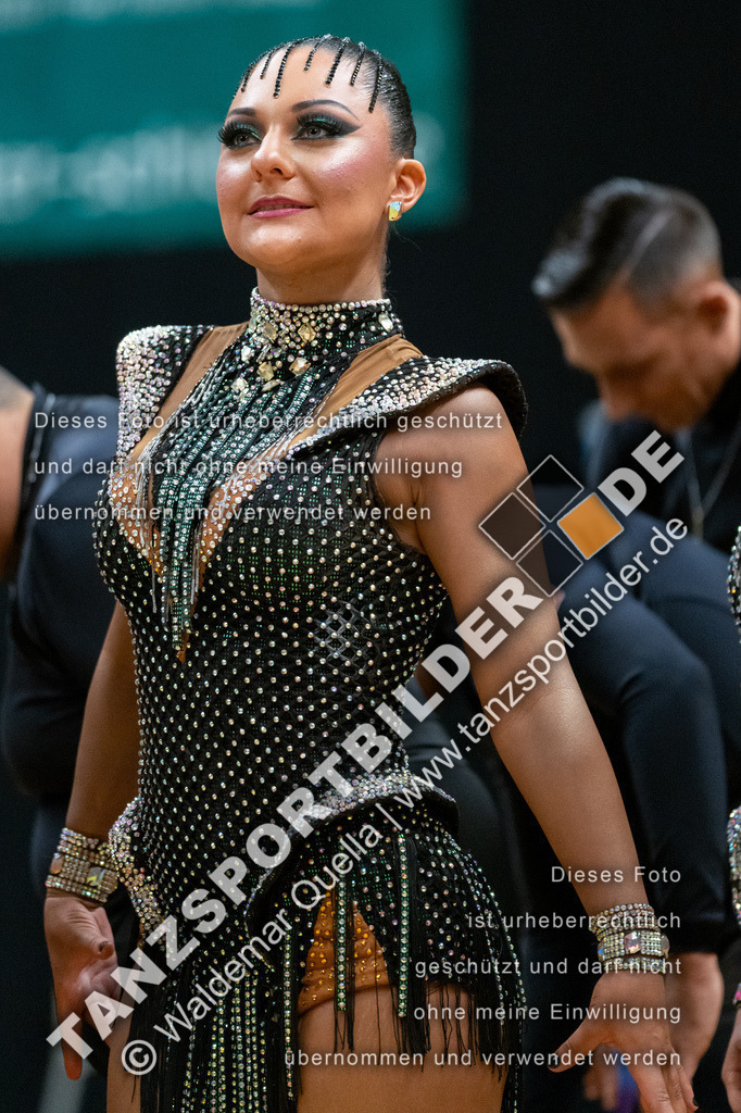 20250222-10196 | Hier finden Sie Tanz Bilder vom Latein und Standard Formationen tanzen. Sportbilder vom Tanzsport. Schöne Fotos und von Weltmeisterschaft, Europameisterschaft, Bundesliga, Regionalliga, Oberliga und Landesliga sowie von GOC Stuttgart, DanceComp, WM Bremen