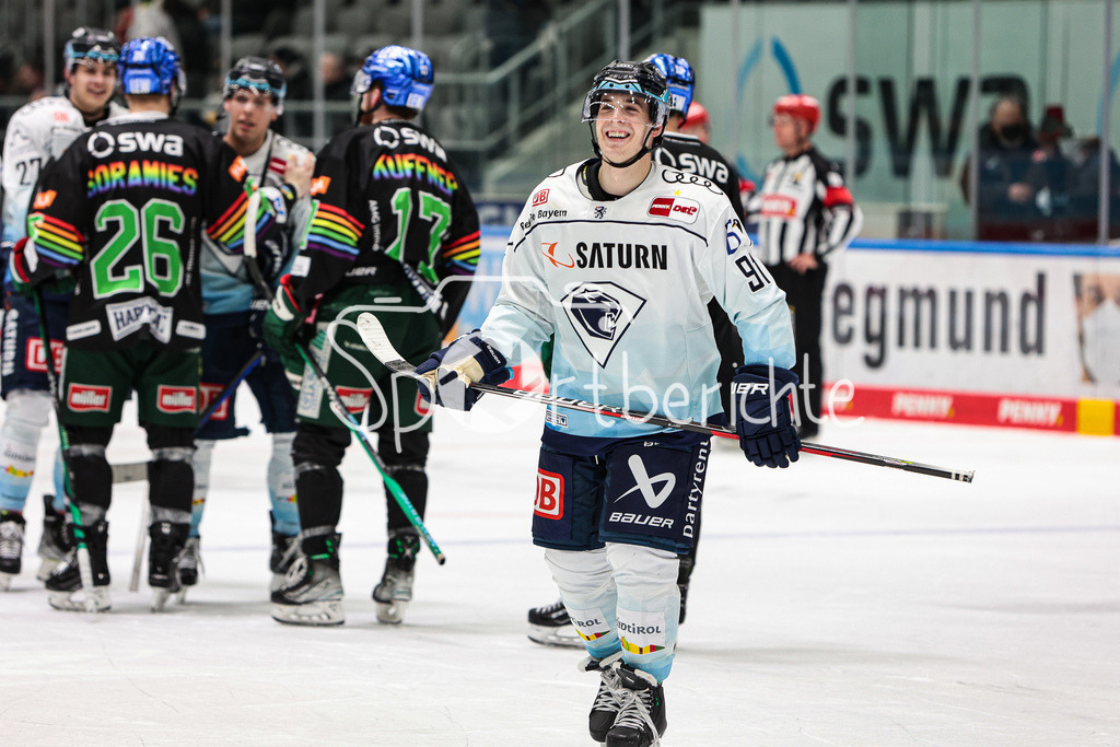 Augsburger Panther - ERC Ingolstadt | Ty RONNING (ING #91) ist happy nach dem Spiel