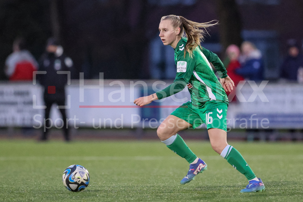 Fussball, Testspiel Frauen, DSC Arminia Bielefeld - SV Werder Bremen | v.li.: Emöke Papai (SV Werder Bremen, 16) am Ball, Freisteller, Einzelbild, Ganzkörper, Aktion, Action, Spielszene