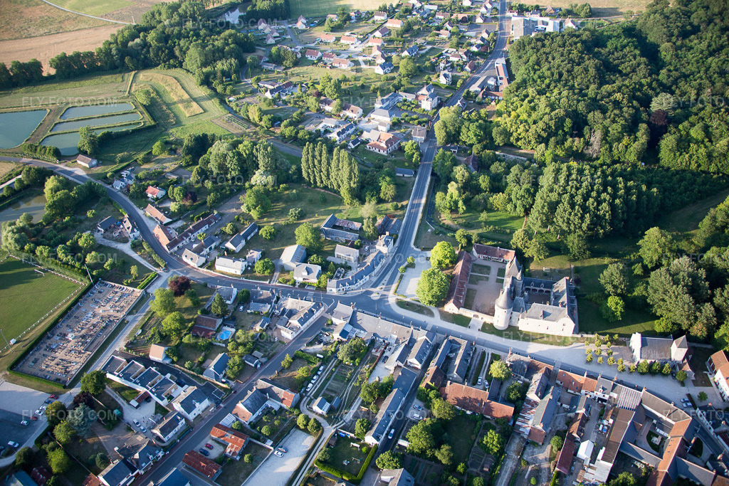 Aerial view: View of the town in Fougères-sur-Bièvre in the state Loir et Cher, France. – Photo: IMG_081276.jpg taken on 06/19/2015 by Werner Riehm/FLY-FOTO.com – Resolution of the original: 5472 x 3648 px