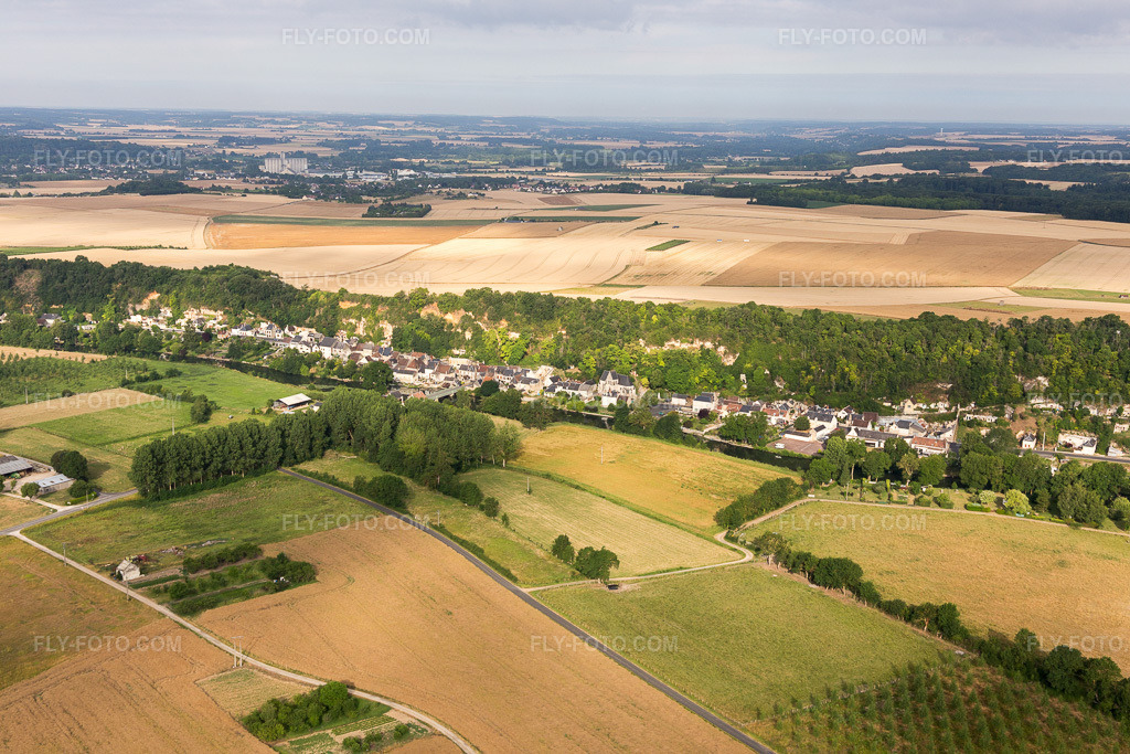 Aerial view: View of the town in Saint-Rimay in the state Loir et Cher, France. – Photo: IMG_101123.jpg taken on 06/24/2017 by Werner Riehm/FLY-FOTO.com – Resolution of the original: 5472 x 3648 px