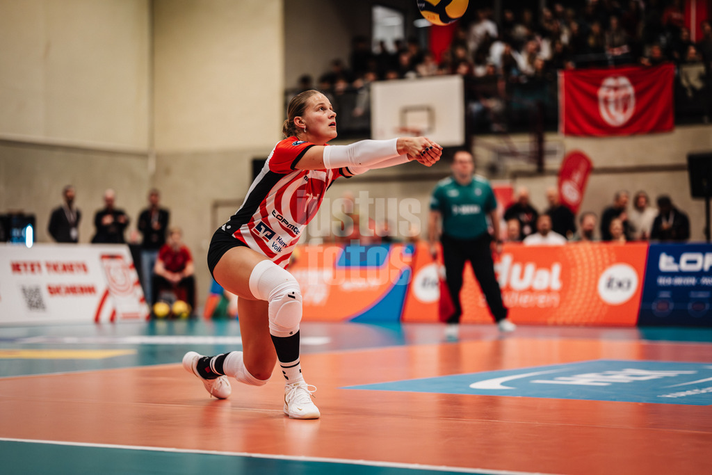 Volleyball | Frauen | Saison 2025/2026 | Volleyball Bundesliga | ETV Hamburger Volksbank Volleys vs. Binder Blaubären TSV Flacht | 06.12.2025 | Svea Frobel (#11, ETV Hamburger Volksbank Volleys) nimmt den Ball an