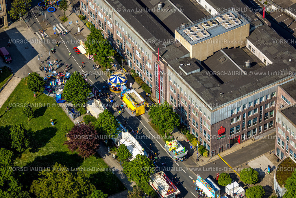 Witten240506897 | Luftbild, Himmelfahrtskirmes auf der Ruhrstraße am Gebäude der Sparkasse Witten Hauptstelle, Karussell und Verkaufsstände, Witten, Ruhrgebiet, Nordrhein-Westfalen, Deutschland