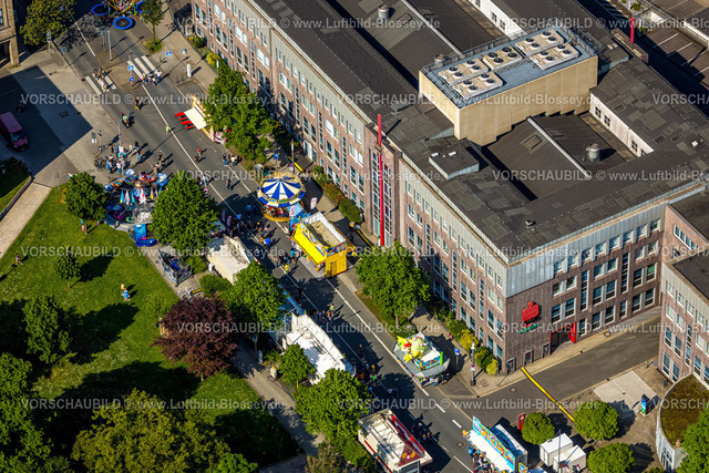 Witten240506897 | Luftbild, Himmelfahrtskirmes auf der Ruhrstraße am Gebäude der Sparkasse Witten Hauptstelle, Karussell und Verkaufsstände, Witten, Ruhrgebiet, Nordrhein-Westfalen, Deutschland