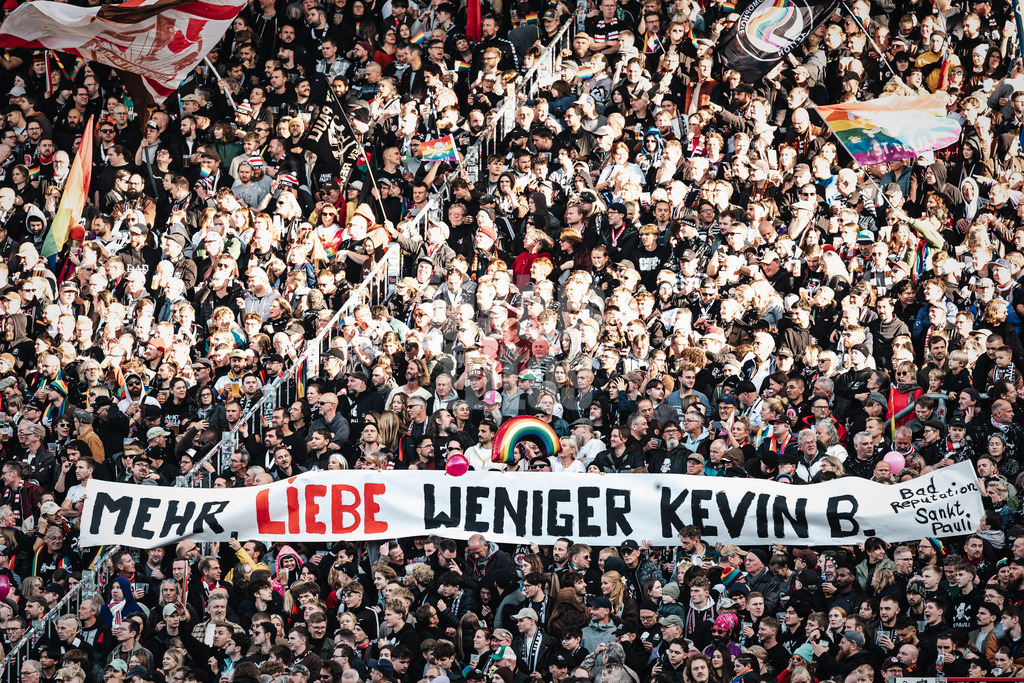 Fußball | Männer | Saison 2024/2025  | Fußball-Bundesliga | 8. Spieltag | FC St. Pauli vs. VfL Wolfsburg | 26.10.2024 | Die Fans des FC St. Pauli mit einem Transparent: Mehr Liebe Weniger Kevin B. Bad Reputation Sankt Pauli