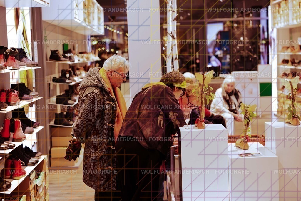 20251130-104757_Schmuck_R3A_0163_wa | Eine besondere Vernissage mitten im Flagship-Store von BÄR Schuhe in Frankfurt: Schmuck trifft auf orthopädische Schuhkunst, Design auf Wohlgefühl. Zwischen funkelnden Details und anatomischer Präzision entstand ein Abend voller Stil, Inspiration und echter Handwerksqualität. Ein herzliches Dankeschön an Alexandra Feirer für die großartige Gastfreundschaft und diesen stimmungsvollen Rahmen. - Realisiert mit Pictrs.com