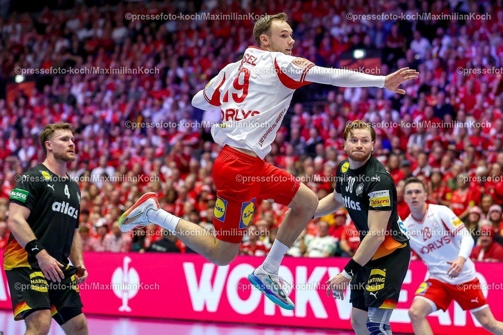 EHF26012603069 | 26.01.2026, Handball, Men's EHF EURO 2026, Deutschland - Dänemark, Jyske Bank Boxen in Herning, Dänemark, Main Round: d19 wirft den Ball auf das Tor 