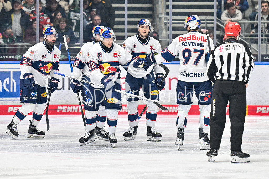 Augsburger Panther - EHC RB München | AUGSBURG, DEUTSCHLAND - 27. FEBRUAR: Jubel der Gäste nach dem Treffer zum 0-1 durch Ryan MURPHY (RB München 24) / Tor / Torschuetze / Freude / Happy während dem Match zwischen den Augsburger Panthern und dem EHC RB München am 46. Spieltag der Penny DEL im Curt Frenzel Stadion