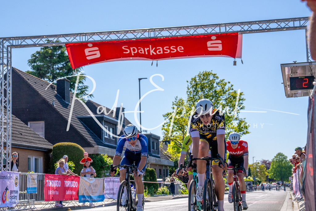 Spurt in den Mai 2026 - Großer Preis der Sparkasse Neuss | Annual one-day road cycling race "Großer Preis der Sparkasse Neuss" held in Büttgen, Germany, organized by VfR Büttgen 1912 e.V. The event features multiple races across all age categories from U11 youth to Elite men. - Realisiert mit Pictrs.com