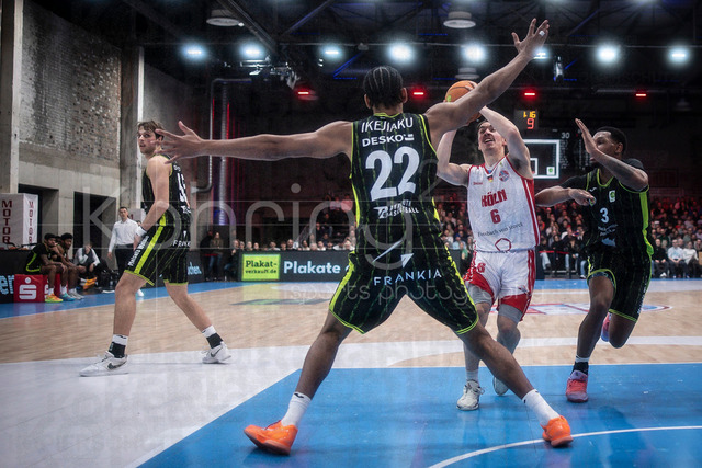 Barmer 2. Basketball Bundesliga ProA: Rheinstars Koeln vs. BBC Bayreuth, 11.01.26 | Köln, 11.01.26 - Jasper Günther (RheinStars Köln, 6, PG) kämpft gegen Leroy Ikejiaku (BBC Bayreuth, 22, C) und Rayshawn Mart (BBC Bayreuth,3, PG) während des Spiels der Barmer 2. Basketball Bundesliga ProA: Rheinstars Koeln vs. BBC Bayreuth in der Motor World in Köln.