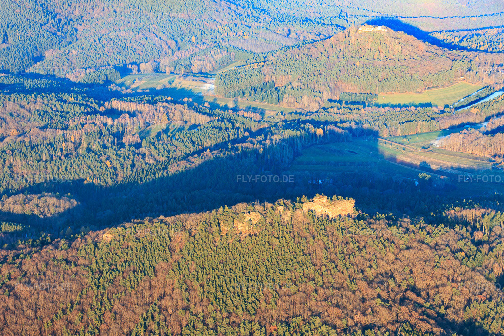 Luftbild: Sandsteinkletterfelsen Ritterstein, Rödelstein im Pfälzerwald in Vorderweidenthal im Bundesland Rheinland-Pfalz in Deutschland. Foto: IMG_151798.jpg vom 22.11.2025 durch Werner Riehm/FLY-FOTO.de