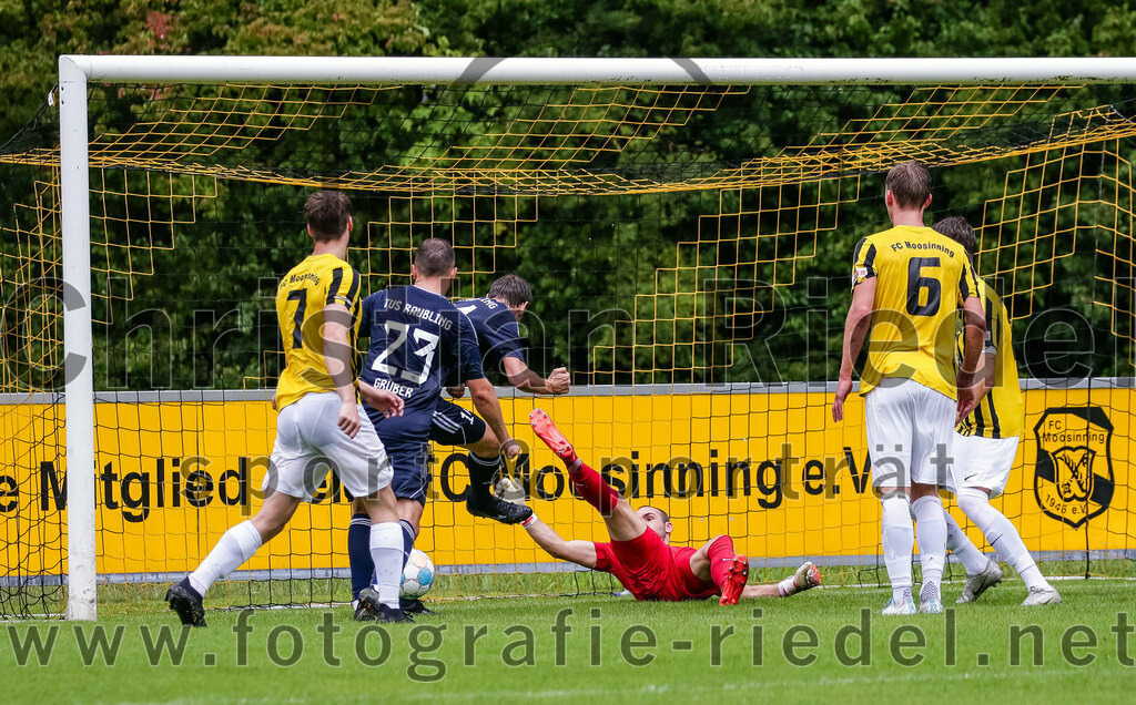 2023-07-29_077_FC_Moosinning_gegen_TuS_Raubling | Moosinning, Deutschland, 29.07.2023:
Fußball, Bezirksliga Oberbayern Ost 2023 / 2024, 1. Spieltag, FC Moosinning gegen TuS Raubling, Endergebnis: 0:7

Martin Buttstedt (FC Moosinning, #7), Michael Gruber (TuS Raubling, #23), Lukas Schöffel (TuS Raubling, #14), Torwart Aaron Siegl (FC Moosinning, #27), Bastian Lanzinger (FC Moosinning, #6), Dennis Stauf (FC Moosinning, #15)

Foto: Christian Riedel / fotografie-riedel.net