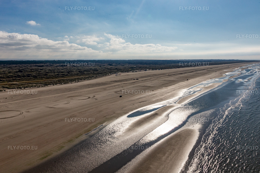 Vue aérienne: Une plage de sable fin le long du littoral de la côte ouest de l'île de Fanø, en mer du Nord, accessible en voiture. à Fanø dans le département Syddanmark, Danemark. Photo: IMG_118617.jpg prise le 21/09/2019 par Werner Riehm/FLY-FOTO.eu – Résolution de l'original: 5104 x 3403 px
